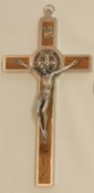 Croce-medaglia di San Benedetto in metallo intarsio legno naturale