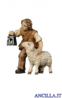Bambino con pecora e lanterna Kostner serie 25 cm