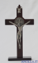 Croce-medaglia di San Benedetto in legno tinta noce con base