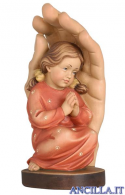 Mano che protegge bambina