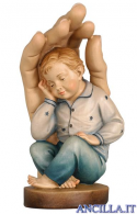 Mano che protegge bambino