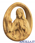 Rilievo Madonna di Lourdes con Bernardette in legno d'ulivo