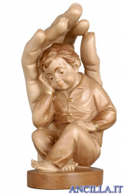 Mano che protegge bambino
