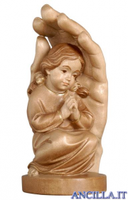 Mano che protegge bambina