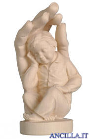Mano che protegge bambino
