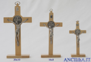Croce-medaglia San Benedetto in legno naturale con base