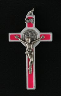 Croce medaglia di San Benedetto rosa fluo